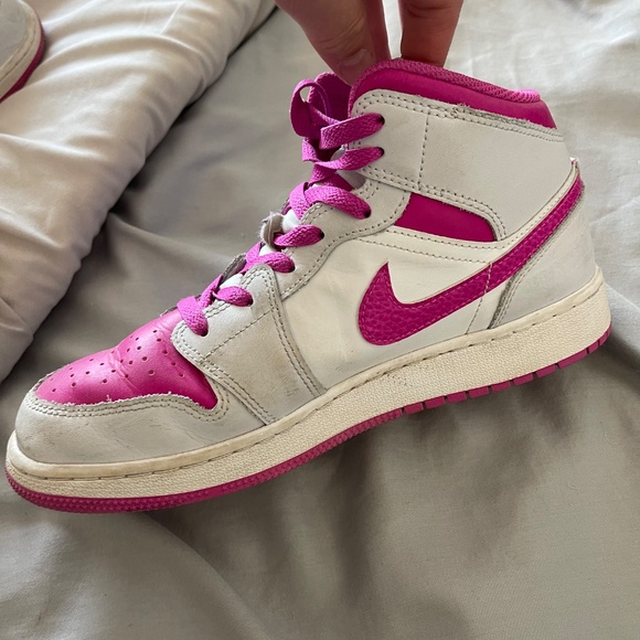 Nike Air Jordan 1 mid sneaker, like new - Picture 4 of 6